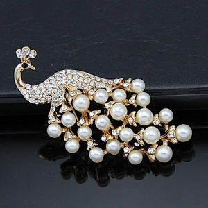 Delicate Gold Plated Brooch Peacock Brooch White Pearl Fashion Brooch for Ladies