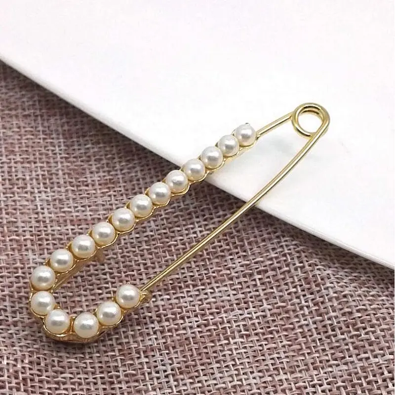 Hot Sale Rhinestone Alloy Female Brooch Pins Crystal Safety Pin Brooch Dress