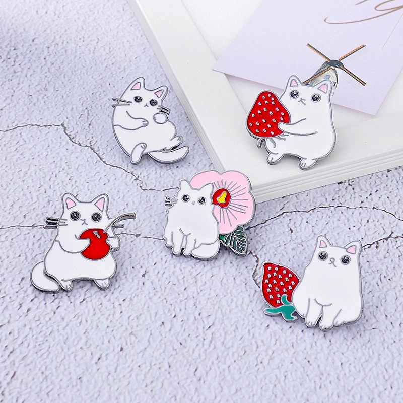 Korean Cute Strawberry Cat Brooch Cartoon Fashion Stock Lapel Enamel Pin Metal