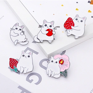 Korean Cute Strawberry Cat Brooch Cartoon Fashion Stock Lapel Enamel Pin Metal