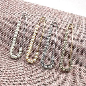 Hot Sale Rhinestone Alloy Female Brooch Pins Crystal Safety Pin Brooch Dress
