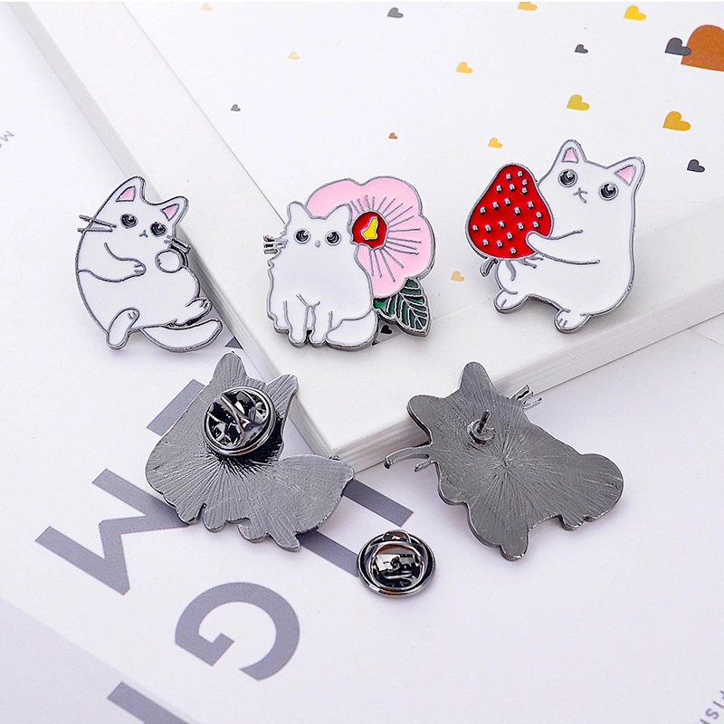 Korean Cute Strawberry Cat Brooch Cartoon Fashion Stock Lapel Enamel Pin Metal