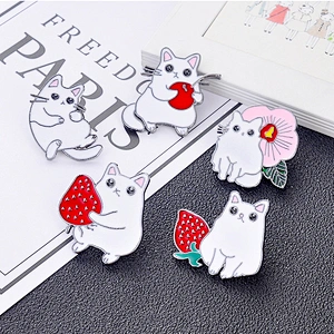 Korean Cute Strawberry Cat Brooch Cartoon Fashion Stock Lapel Enamel Pin Metal