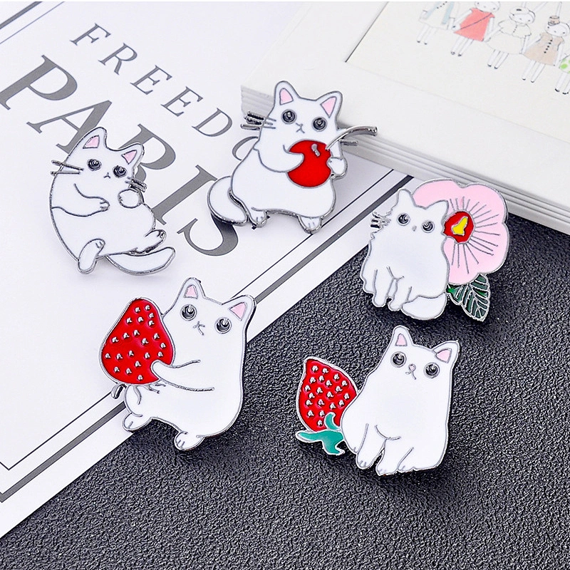 Korean Cute Strawberry Cat Brooch Cartoon Fashion Stock Lapel Enamel Pin Metal