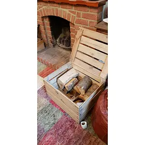 Apple with Lid   wooden box