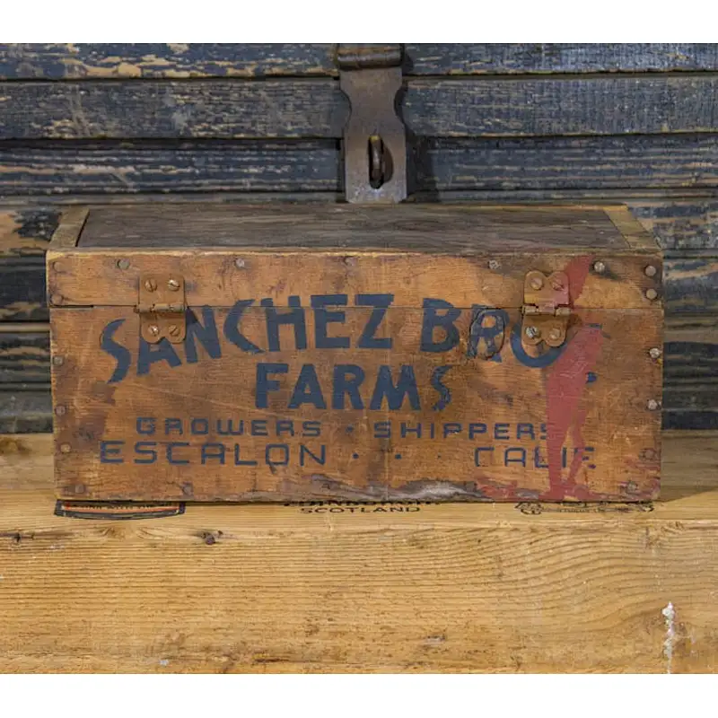 Country farms decorate antique wooden boxes