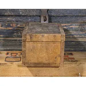 Country farms decorate antique wooden boxes