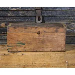 Country farms decorate antique wooden boxes