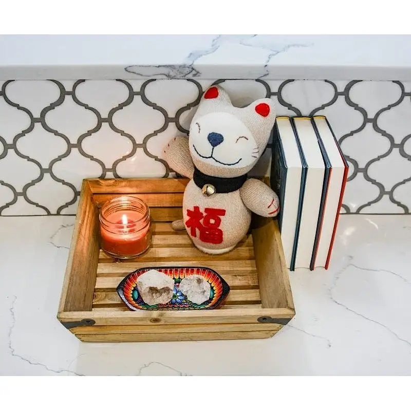Receive a box-Natural wood crate with metal corner design