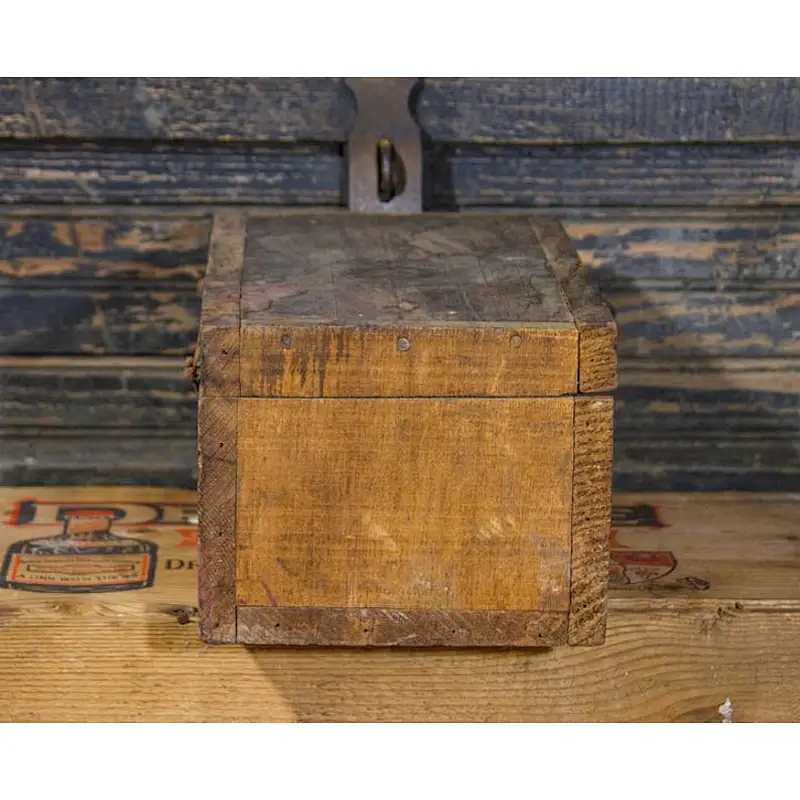 Country farms decorate antique wooden boxes