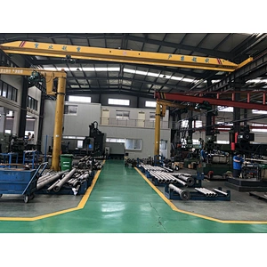 Injection machine screw and barrel