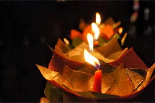 Peple die 3 times, first time is when the heart stopped working; second time is when buried; third time is when being completely forgotten by others.
