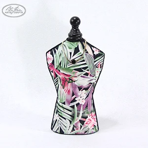 Customized jewelry window display fashion doll shaped jewelry display set