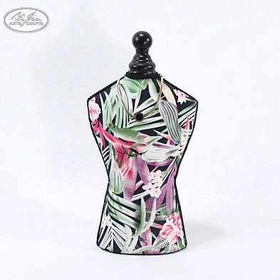 Customized jewelry window display fashion doll shaped jewelry display set