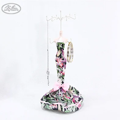 Customized jewelry window display fashion doll shaped jewelry display set