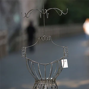 Durable metal adjustable tailoring female mannequin cheap head with shoulders mannequin