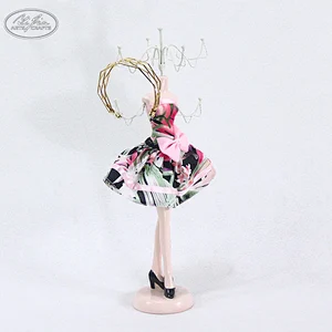 Customized jewelry window display fashion doll shaped jewelry display set