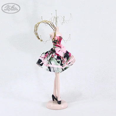 Customized jewelry window display fashion doll shaped jewelry display set