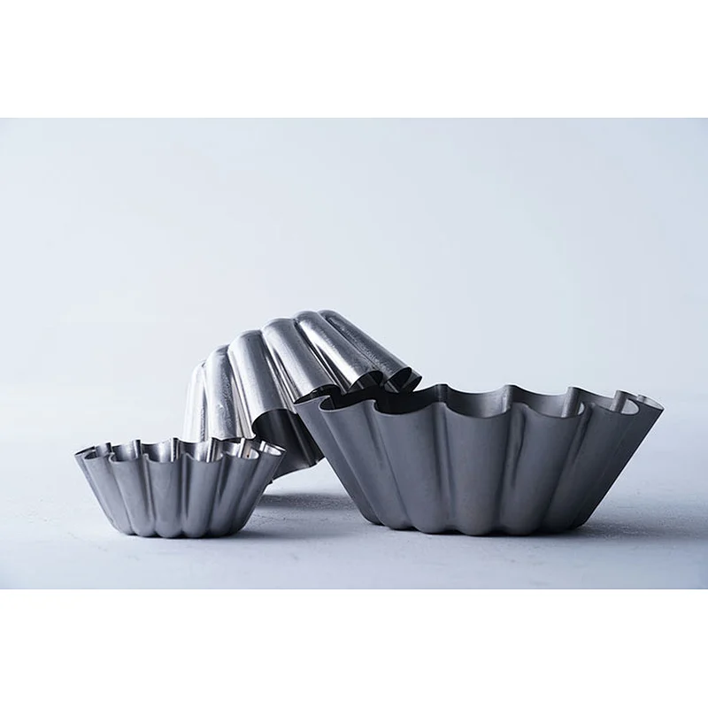 Hot sale personalized round wavy edge design carbon steel non stick coating cake mold cupcake bakeware sets