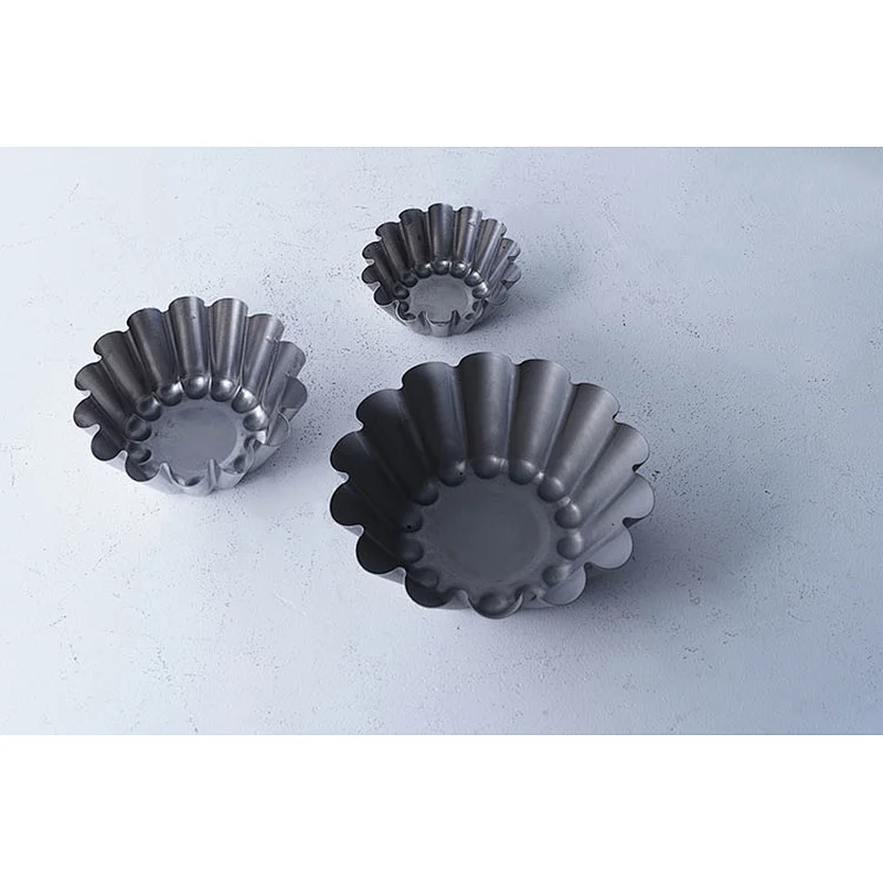 Hot sale personalized round wavy edge design carbon steel non stick coating cake mold cupcake bakeware sets