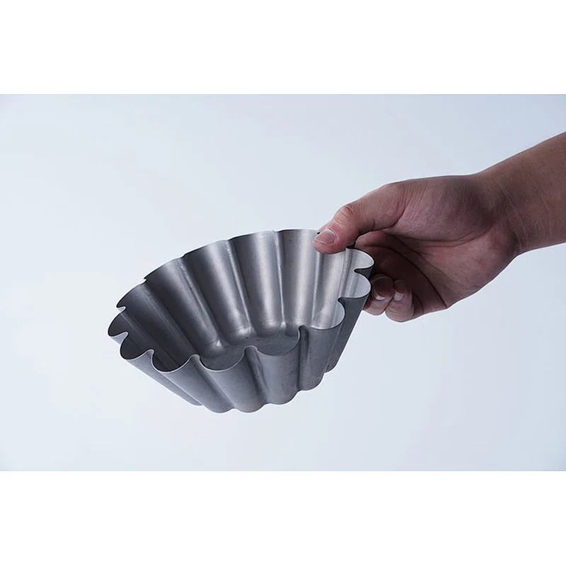Hot sale personalized round wavy edge design carbon steel non stick coating cake mold cupcake bakeware sets