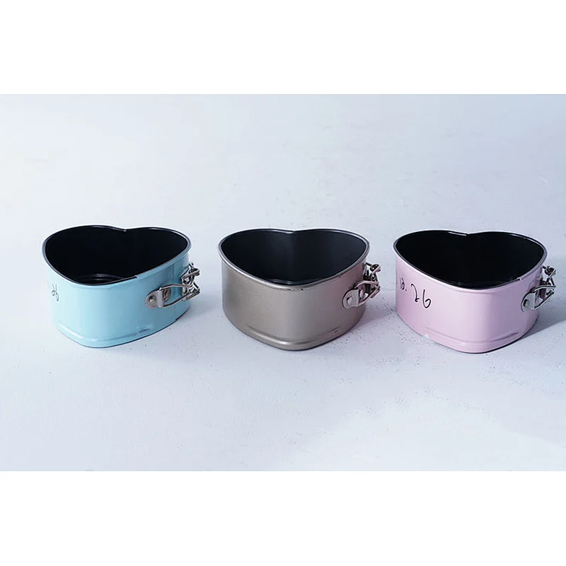 Hot sale multiple sizes available cute heart shape round carbon steel non stick coating cake mold bakeware set