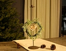 Metal candle holder with wreath decoration