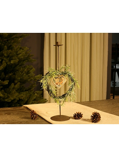 Metal candle holder with wreath decoration