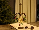 Metal candle holder with wreath decoration