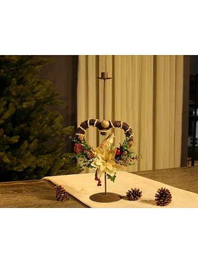 Metal candle holder with wreath decoration