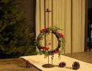 Metal candle holder with wreath decoration