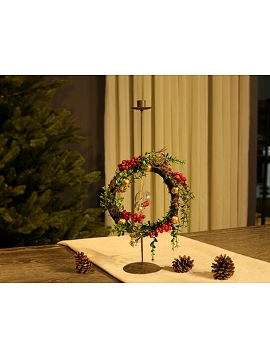 Metal candle holder with wreath decoration