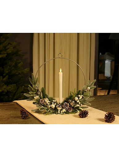 Metal candle holder with Xmas wreath