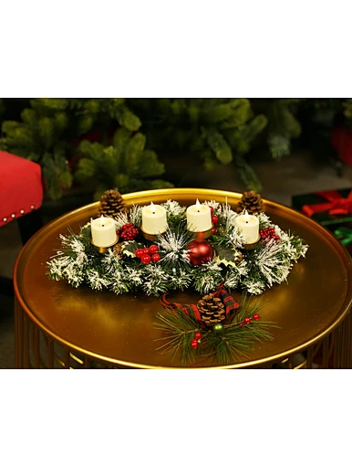 Metal candle holder with Christmas wreath
