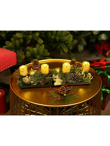 Metal candle holder with Christmas wreath