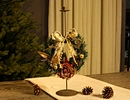 Metal candle holder with wreath decoration