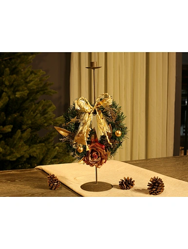 Metal candle holder with wreath decoration