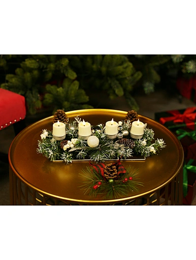 Metal candle holder with Christmas wreath