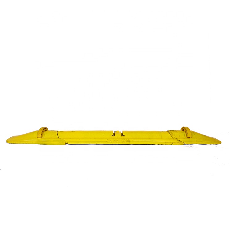 China Hot Sale Good Quality Rubber Roadway Lane Divider For Traffic Safety Plastic Roadway Lane Separator