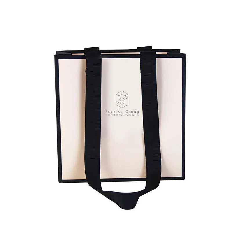Gift bag，Paper bag，Hand holding  bag