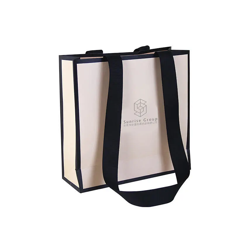 Gift bag，Paper bag，Hand holding  bag