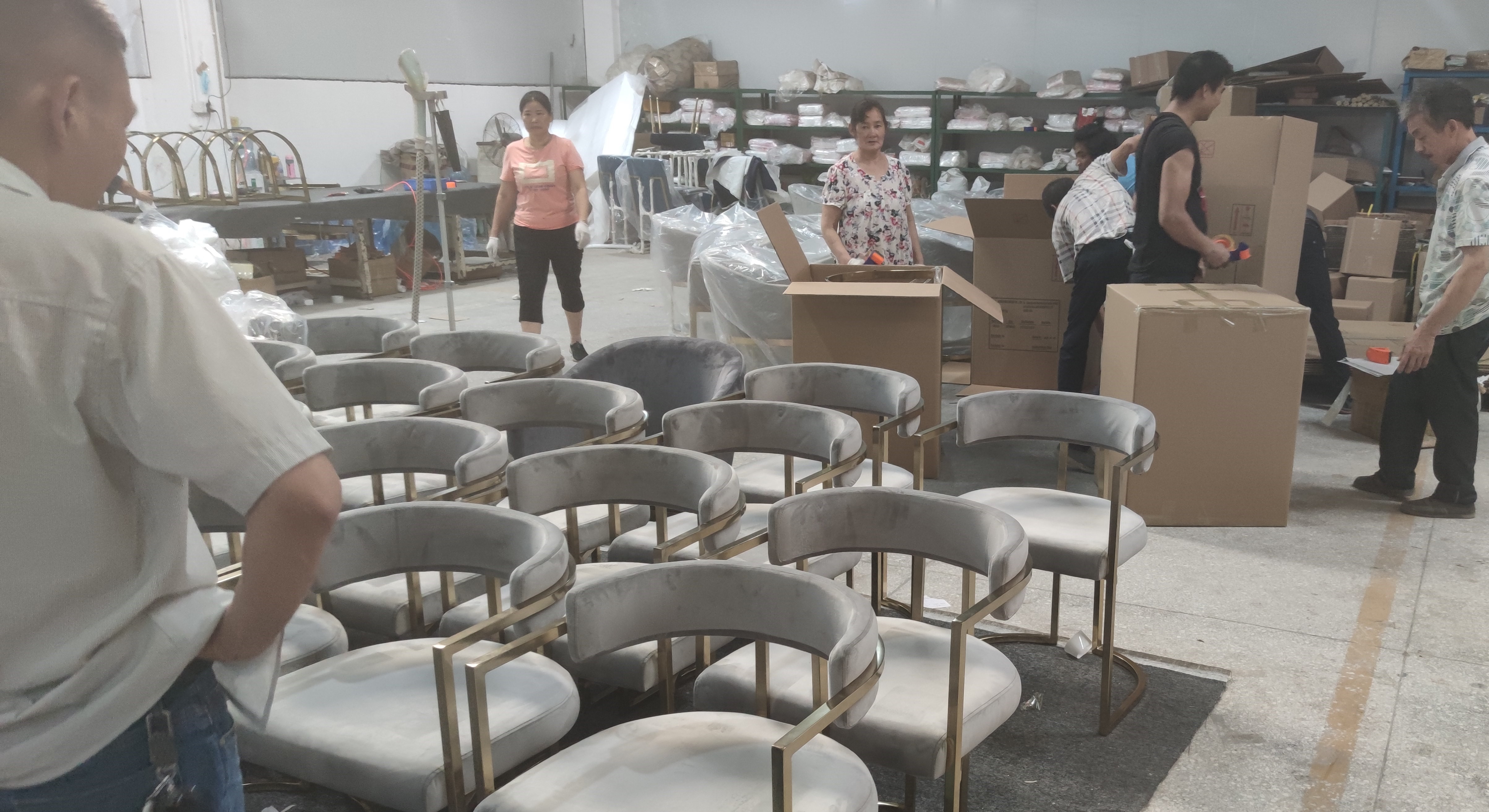 The boss of the enterprise went to the workshop to strictly control the quality