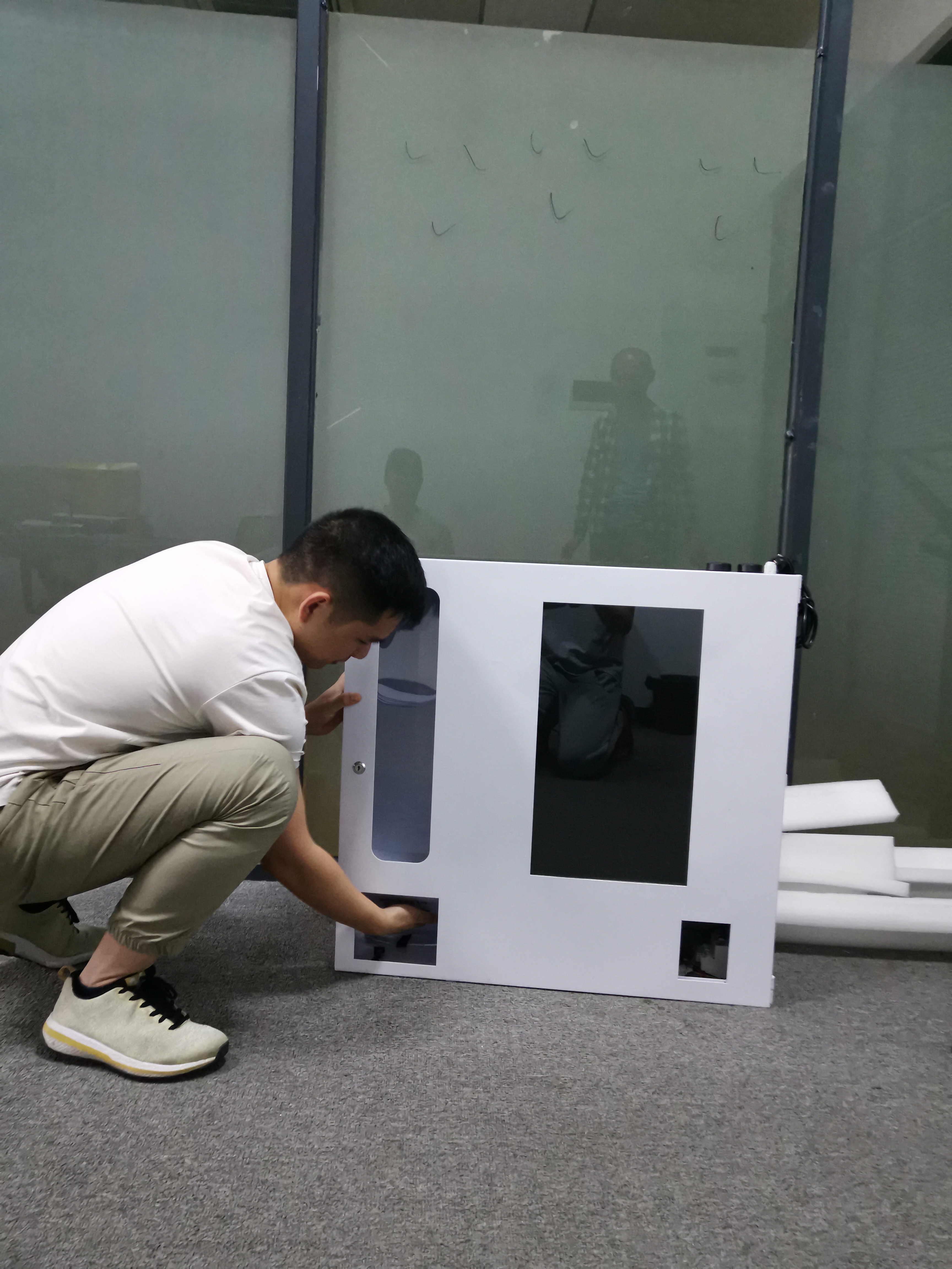 mini distributore automatico con touch screen per la verifica dell'età