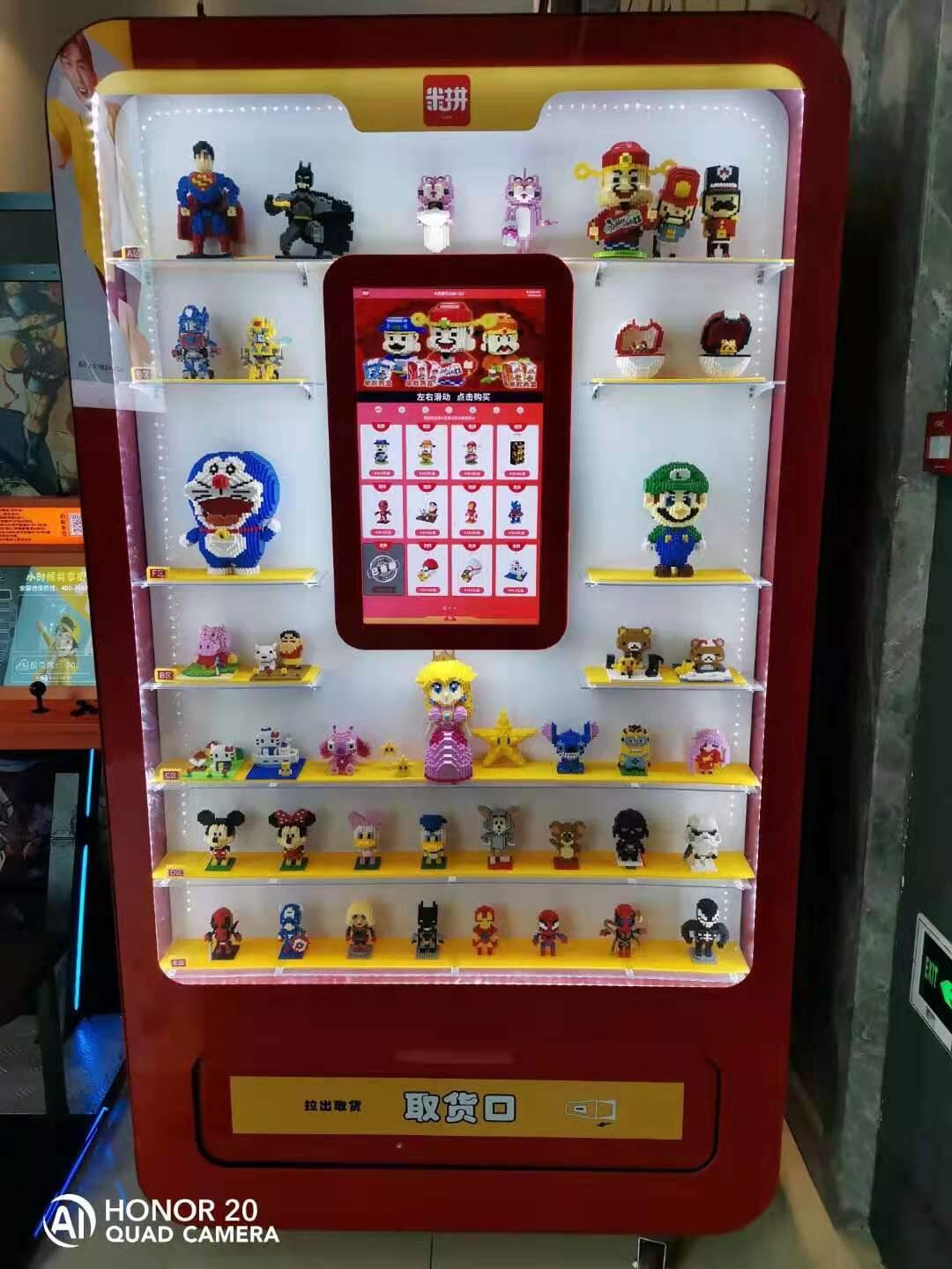 Spielzeugautomat für Micron-Animationsprodukte mit Vitrine und Touchscreen im Supermarkt eines Einkaufszentrums