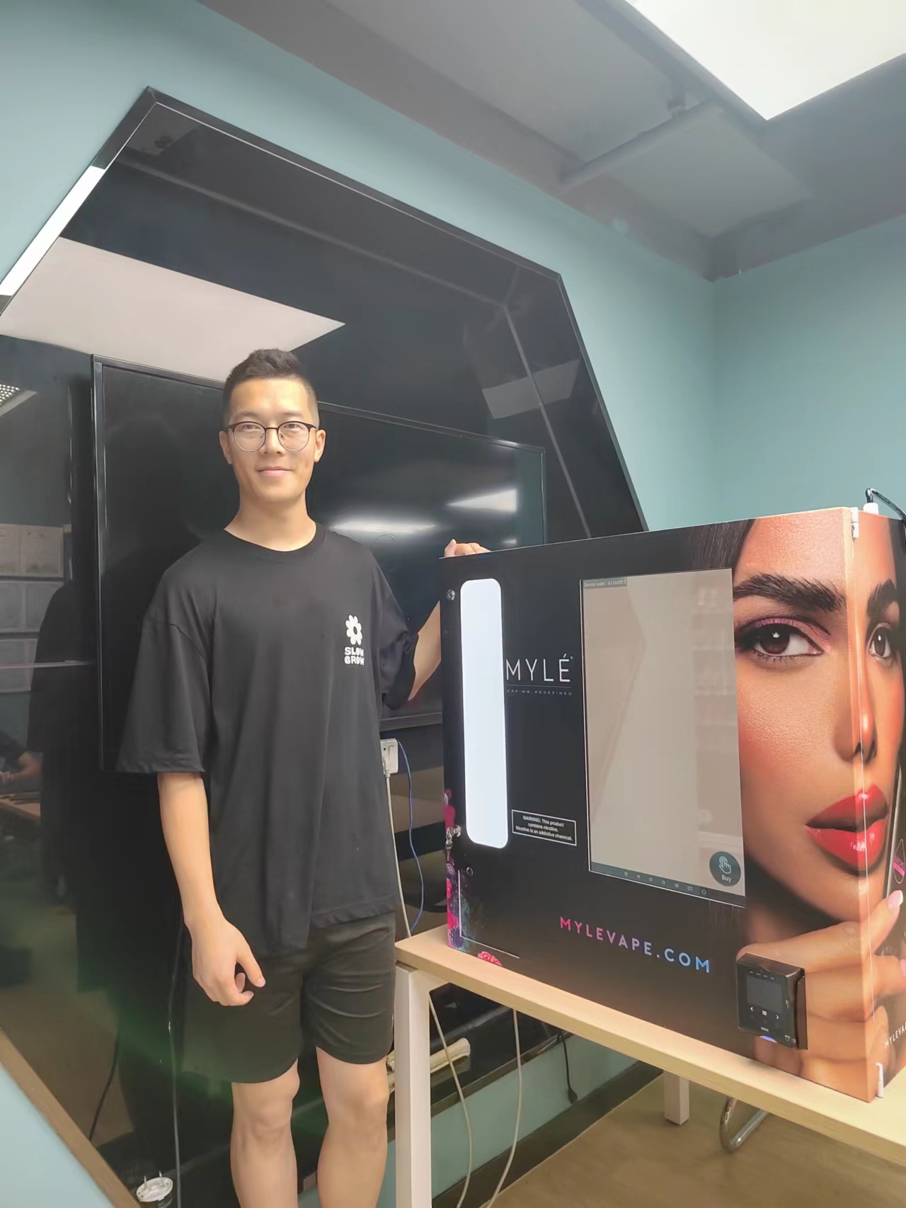 Wall-mounted vape vending machine to the US