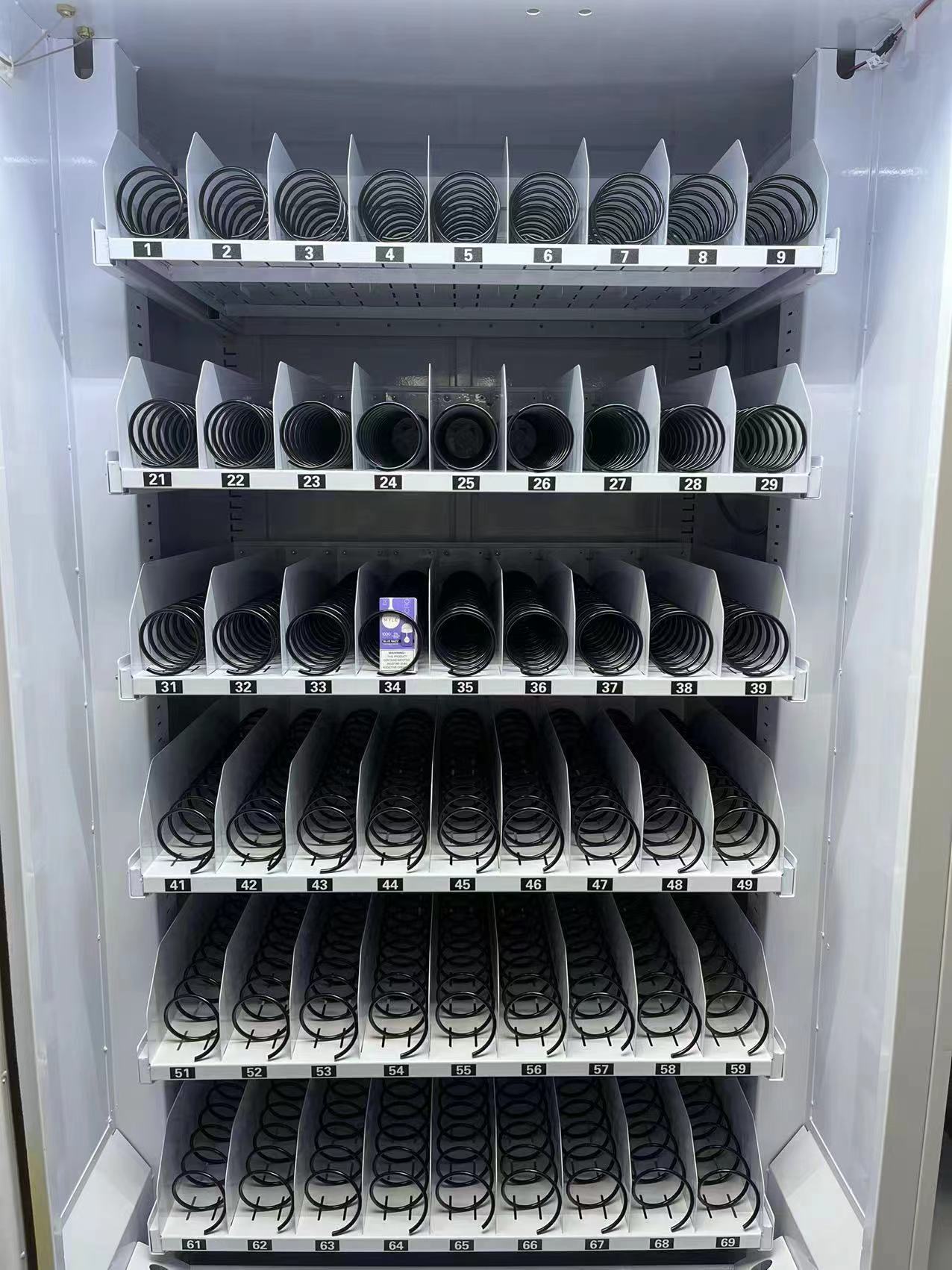 대형 스크린과 대용량을 갖춘 포켓몬 굿즈 자판기
