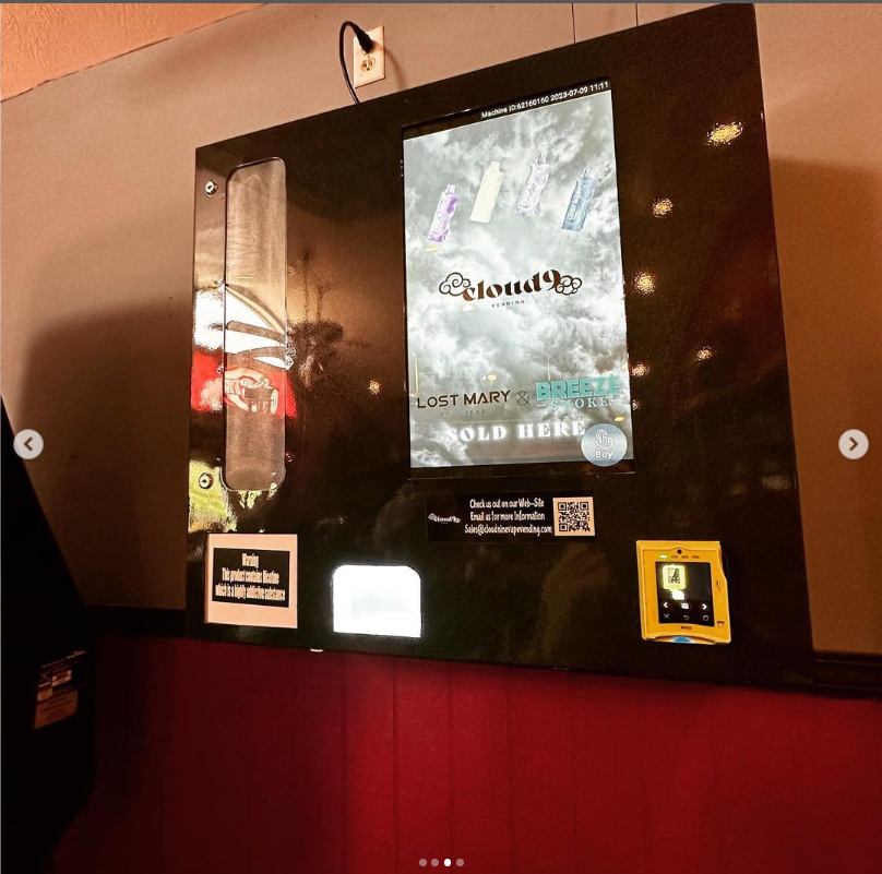 This mini vending machine usually be used to sell small products.