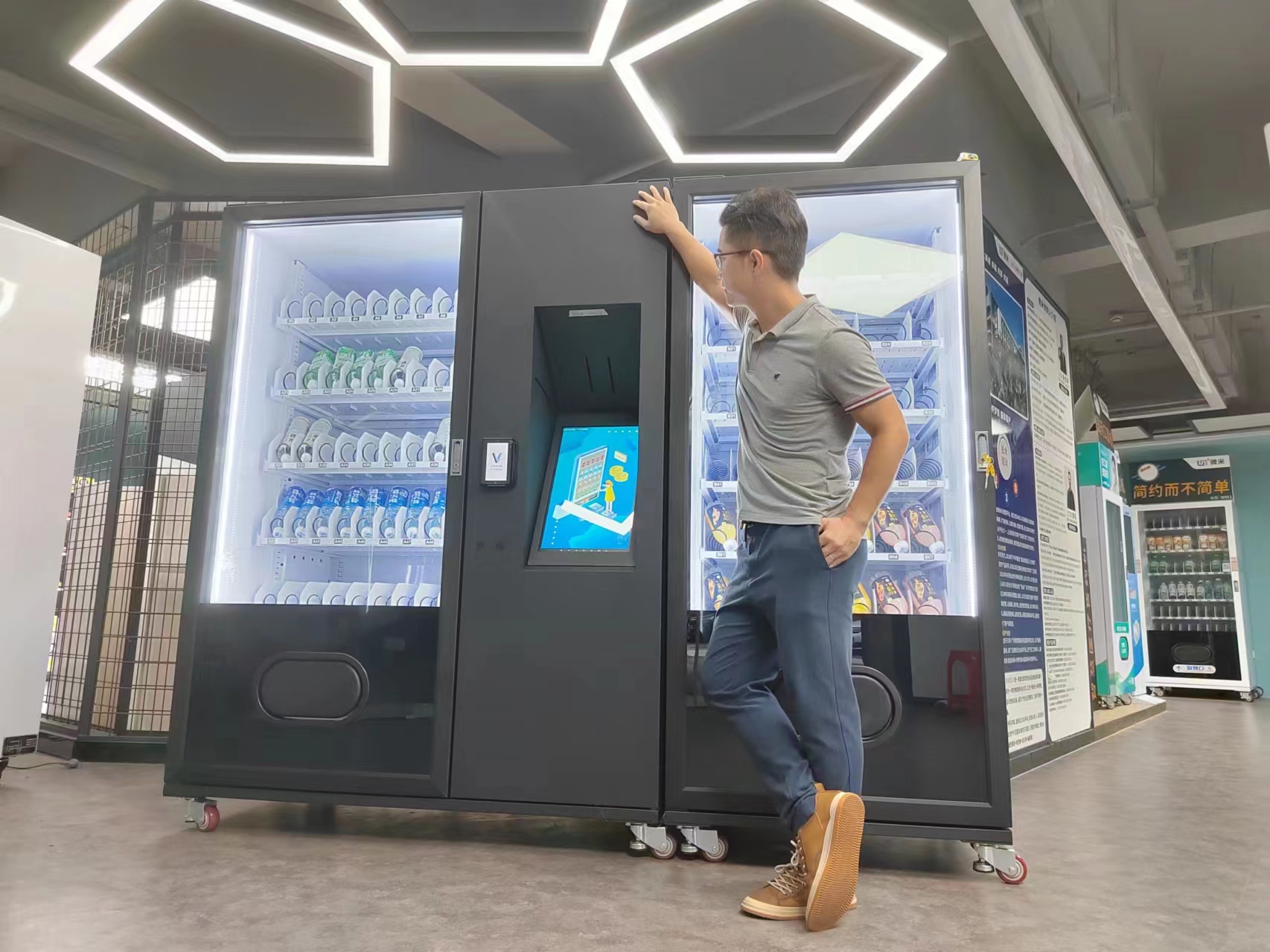 Máy bán hàng tự động tuân thủ ADA để bán đồ uống ăn nhẹ với công suất lớn