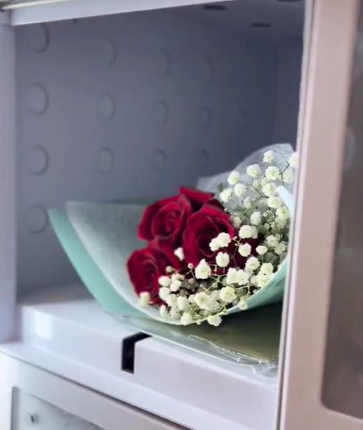 Máy bán hoa tươi có tủ làm mát giữ hoa tươi, kích thước tủ có thể tùy chỉnh, có thể bán Bó hoa và quà tặng