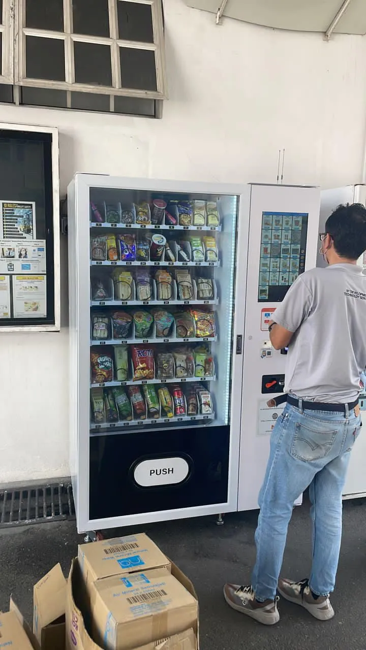weimi smart combo snack soda drink vending machine in Malaysia